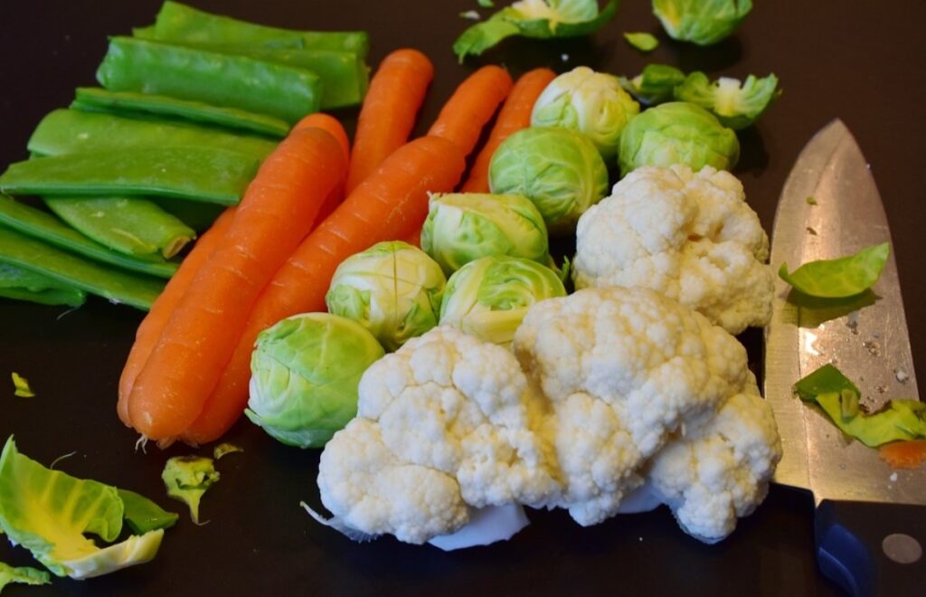 Ингредиенты для салата с брюссельской капустой и морковью