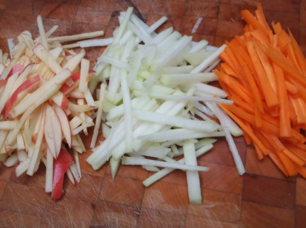Салат кольраби с яблоком и морковью
