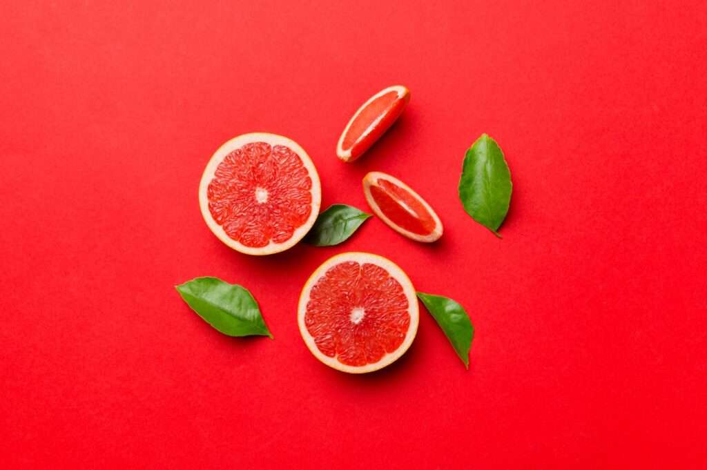 Сочный грейпфрут на красном фоне