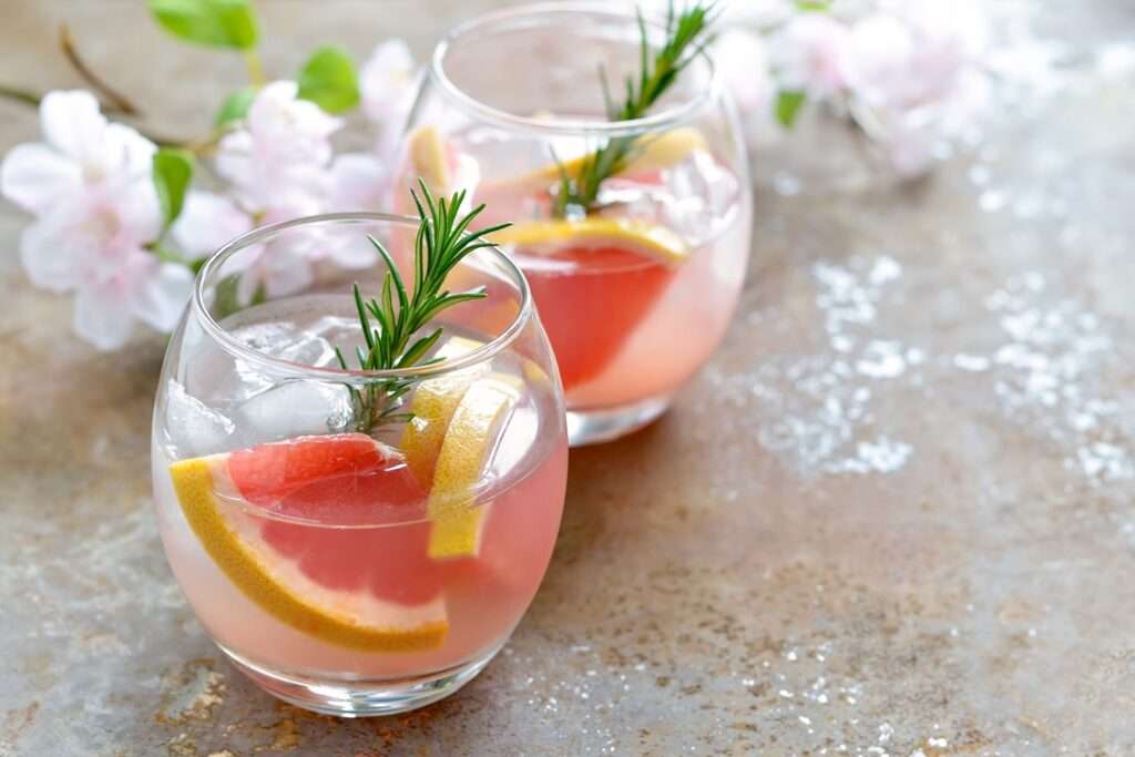 Освежающий лимонад из свежего грейпфрута и минеральной воды со льдом